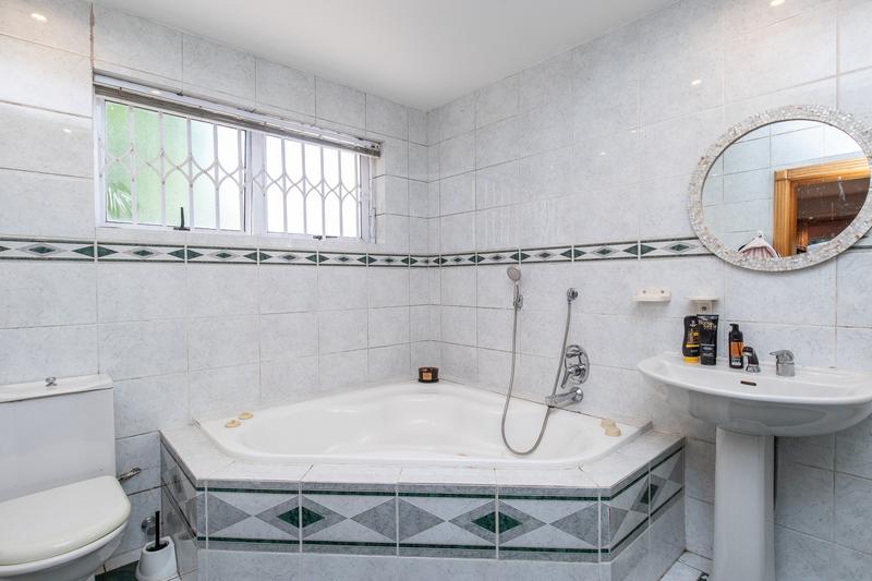 To Let 4 Bedroom Property for Rent in Constantia Western Cape